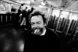 Reportage photo noir et blanc sur les sans domicile fixe vivant dans le métro Parisien. 