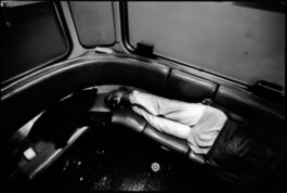 Reportage photo noir et blanc sur les sans domicile fixe vivant dans le métro Parisien. 