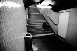 Reportage photo noir et blanc sur les sans domicile fixe vivant dans le métro Parisien. 