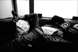 Reportage photo noir et blanc sur les sans domicile fixe vivant dans le métro Parisien. 