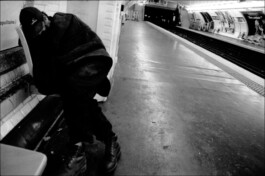 Reportage photo noir et blanc sur les sans domicile fixe vivant dans le métro Parisien. 