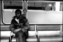 Reportage photo noir et blanc sur les sans domicile fixe vivant dans le métro Parisien. 