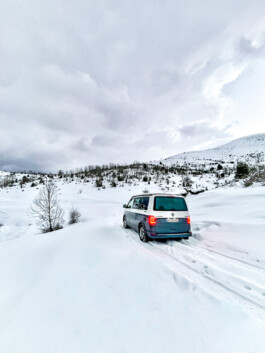 Vanlife Volkswagen dans la neige Van Volkswagen T6 California Ocean 