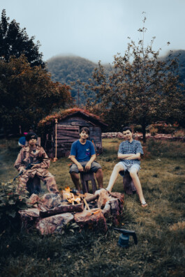 Le portillon des fée, lieu alternatif de vie en dehors du système. Les enfants devant cabane 