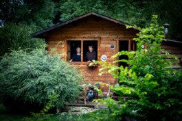 Le portillon des fée, lieu alternatif de vie en dehors du système. Portrait d'Alain et Caroline 