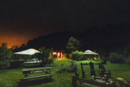 Le portillon des fée, lieu alternatif de vie en dehors du système. Photo de nuit 