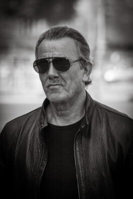 Hans-Jörg Gudegast, dit Eric Braeden, né le 3 avril 1941 à Bredenbek est un acteur allemand naturalisé américain en 1959. Il est connu internationalement pour son rôle de Victor Newman, dans le soap-opéra Les Feux de l'amour, qu'il joue depuis 1980.
