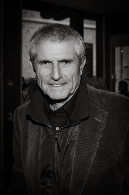 Claude Lelouch, né le 30 octobre 1937 à Paris 9ᵉ, est un réalisateur, producteur, scénariste et cadreur français. Alors qu'il commence sa carrière au début de la Nouvelle Vague, s'il en épouse certains principes, son nom reste rarement associé au mouvement.